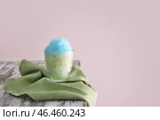 Бокал со вкусным бритым льдом на деревянном столе. Стоковое фото, фотограф Pixel_shot / Фотобанк Лори