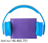 Книга и современные наушники на белом фоне. Концепция аудиокниги. Стоковое фото, фотограф Pixel_shot / Фотобанк Лори
