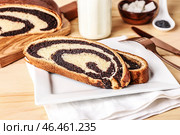 Вкусная нарезанная маковая булочка на тарелке. Стоковое фото, фотограф Pixel_shot / Фотобанк Лори