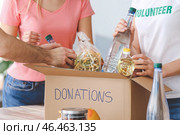 Команда добровольцев с продуктами в помещении. Стоковое фото, фотограф Pixel_shot / Фотобанк Лори