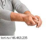 Старший мужчина страдает от синдрома Паркинсона на белом фоне. Стоковое фото, фотограф Pixel_shot / Фотобанк Лори