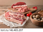 Сырой свиной окорок на деревянный стол. Свежие мясные продукты. Стоковое фото, фотограф Pixel_shot / Фотобанк Лори