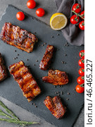 Вкусные ребрышки на гриле со специями на грифельной тарелке. Стоковое фото, фотограф Pixel_shot / Фотобанк Лори