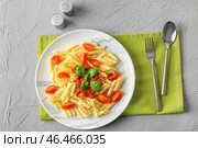 Тарелка вкусной пасты с соусом Болоньезе на столе. Стоковое фото, фотограф Pixel_shot / Фотобанк Лори