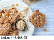 Тарелка с вкусным овсяным печеньем на деревянном фоне, крупным планом. Стоковое фото, фотограф Pixel_shot / Фотобанк Лори