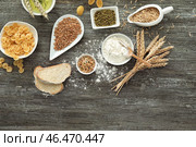 Композиция из пшеничной муки, круп и макарон на деревянном фоне. Стоковое фото, фотограф Pixel_shot / Фотобанк Лори