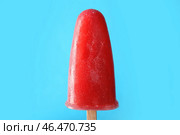 Вкусное клубничное эскимо на цветном фоне. Стоковое фото, фотограф Pixel_shot / Фотобанк Лори