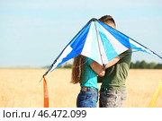 Счастливая молодая пара с кайтом в поле. Стоковое фото, фотограф Pixel_shot / Фотобанк Лори