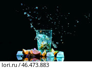 Стакан с брызг воды и ломтиками лимона на черном фоне. Стоковое фото, фотограф Pixel_shot / Фотобанк Лори
