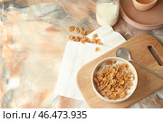 Чаша со здоровыми кукурузными хлопьями и молоком на столе цвета. Стоковое фото, фотограф Pixel_shot / Фотобанк Лори