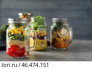 Вкусный овощной салат в масонной банке на сером столе. Стоковое фото, фотограф Pixel_shot / Фотобанк Лори