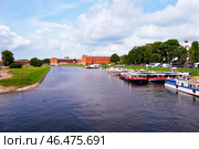 Водный трамвай лодки пришвартованы на реке в красивом старом городе. Стоковое фото, фотограф Pixel_shot / Фотобанк Лори