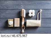 Средства для ванн с мочалкой и кистью на темном деревянном столе. Стоковое фото, фотограф Pixel_shot / Фотобанк Лори