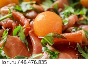 Вкусный салат с дынными шариками и прошутто, крупным планом. Стоковое фото, фотограф Pixel_shot / Фотобанк Лори