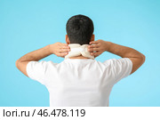 Молодой человек с шейным воротником на шее на цветном фоне. Стоковое фото, фотограф Pixel_shot / Фотобанк Лори