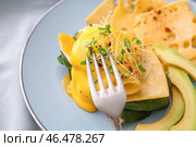 Вкусный бутерброд с флорентийским яйцом, сыром и авокадо на тарелке, крупным планом. Стоковое фото, фотограф Pixel_shot / Фотобанк Лори