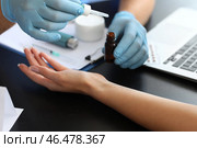 Молодая женщина проходит кожную пробу на аллерген в клинике, крупным планом. Стоковое фото, фотограф Pixel_shot / Фотобанк Лори
