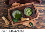 Поднос с миской чая матча, порошка и часенсом на деревянном фоне. Стоковое фото, фотограф Pixel_shot / Фотобанк Лори