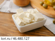 Чаша с вкусным сыром фета на деревянном фоне, крупным планом. Стоковое фото, фотограф Pixel_shot / Фотобанк Лори