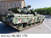 Трофейный украинский танк Т-64БМ «Булат» выпуска 2017 года, захвачен при освобождении города Авдеевка ДНР в 2024 году. Площадь Павших Борцов, Волгоград, Россия. Редакционное фото, фотограф Андрей Цыганков / Фотобанк Лори