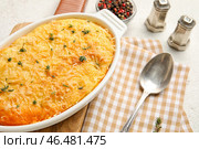 Форма для выпечки с вкусным пастушьим пирогом на столе, крупным планом. Стоковое фото, фотограф Pixel_shot / Фотобанк Лори