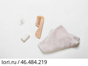 Деревянная расческа для волос, полотенце, кусковое мыло и соска на белом фоне. Стоковое фото, фотограф Pixel_shot / Фотобанк Лори