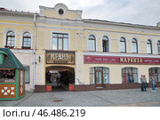 Красная площадь в Рыбинске, Ярославская область, Россия. Старинные здания с вывесками, стилизованными под старину (2024 год). Редакционное фото, фотограф Елена Коромыслова / Фотобанк Лори