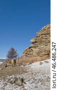 Vertical video of Pribaikalsky Nature Park in Tazheransky Steppe. One of stone monsters in area called Valley of Stone Spirits. Tourists like to visit this unusual place with rocks. Стоковое видео, видеограф Виктория Катьянова / Фотобанк Лори