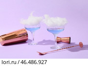 Стаканы с вкусным коктейлем из сладкой ваты и шейкер на цветном фоне. Стоковое фото, фотограф Pixel_shot / Фотобанк Лори