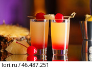 Вкусный перевернутый торт с ананасом на столе в баре крупным планом. Стоковое фото, фотограф Pixel_shot / Фотобанк Лори