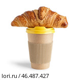 Бумажный стаканчик и вкусный круассан на белом фоне. Стоковое фото, фотограф Pixel_shot / Фотобанк Лори