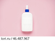 Бутылка клея на розовом фоне. Стоковое фото, фотограф Pixel_shot / Фотобанк Лори