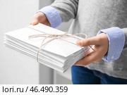 Женщина с завязанными письмами, крупным планом. Почтовая концепция. Стоковое фото, фотограф Pixel_shot / Фотобанк Лори