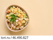 Чаша вкусного салата Оливье на цветном фоне. Стоковое фото, фотограф Pixel_shot / Фотобанк Лори