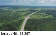 Aerial top view on country road in forest. Стоковое видео, видеограф Михаил Коханчиков / Фотобанк Лори
