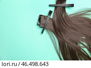 Пряди темных волос с заколками на цветном фоне. Стоковое фото, фотограф Pixel_shot / Фотобанк Лори