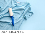 Ролик для ворса с одеждой на цветном фоне. Стоковое фото, фотограф Pixel_shot / Фотобанк Лори