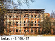 Законсервированное здание основного корпуса усадьбы Гребнево. Южный фасад. Редакционное фото, фотограф Владимир Шипикин / Фотобанк Лори
