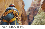 Climber preparing for rappelling in canyon. Стоковое AI-видео, аниматор Юрий Поздников / Фотобанк Лори