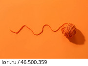 Клубок пряжи на оранжевом фоне. Стоковое фото, фотограф Pixel_shot / Фотобанк Лори