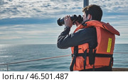 Marine biologist searching for whales using binoculars on research vessel. Стоковое AI-видео, аниматор Юрий Поздников / Фотобанк Лори