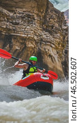 Kayaker paddling down whitewater river in packraft. Стоковое AI-видео, аниматор Юрий Поздников / Фотобанк Лори