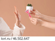 Прекрасная молодая женщина отказывается от бритвы на коричневом фоне. Стоковое фото, фотограф Pixel_shot / Фотобанк Лори