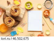 Пустой блокнот для рецептов сластен, пасхальных яиц и выпечки на бежевом фоне. Стоковое фото, фотограф Pixel_shot / Фотобанк Лори