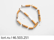 Стоп-сигнал из окурков на белом фоне, крупный план. Всемирный день без табака. Стоковое фото, фотограф Pixel_shot / Фотобанк Лори