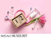 Стетоскоп с календарем, шприцы и ампулы для Международного дня медсестры на розовом фоне. Стоковое фото, фотограф Pixel_shot / Фотобанк Лори