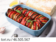 Форма для запекания с вкусным рагу из баклажанов на белом мраморном фоне. Стоковое фото, фотограф Pixel_shot / Фотобанк Лори