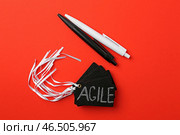 Тег с словом AGILE и ручки на цветном фоне. Стоковое фото, фотограф Pixel_shot / Фотобанк Лори