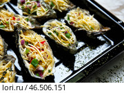 Вкусные устрицы с сыром и овощами на противне, крупным планом. Стоковое фото, фотограф Pixel_shot / Фотобанк Лори