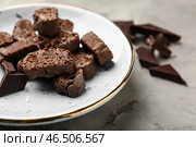 Тарелка с вкусным итальянским бискотти на сером столе. Стоковое фото, фотограф Pixel_shot / Фотобанк Лори
